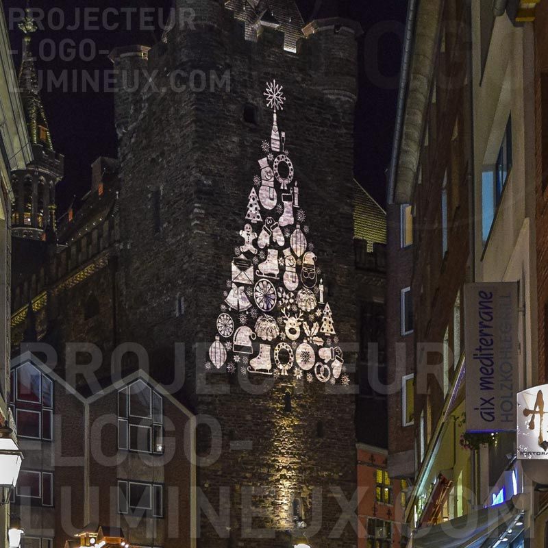 Proiezione di un albero di Natale luminoso su un edificio