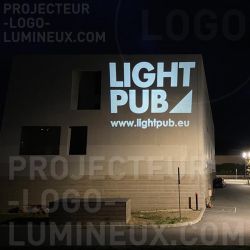 Noleggio di proiettori per la proiezione di loghi luminosi sulle facciate degli edifici