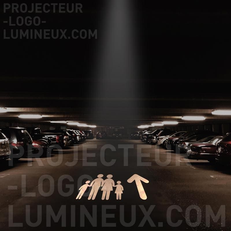 Proiettore per pannelli luminosi per parcheggi