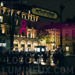 Proyección de cinta rosa brillante en el edificio rosa de octubre