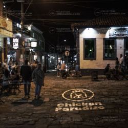 Proiezione del logo illuminato in strada per fast food