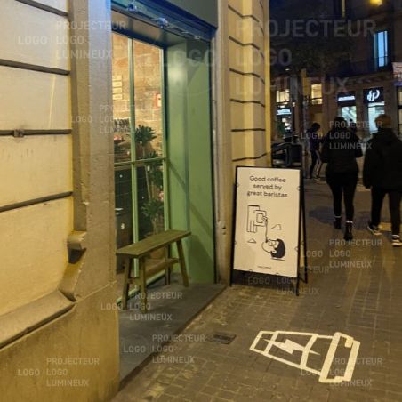 Logo lumineux projeté sur le trottoir pour commerce